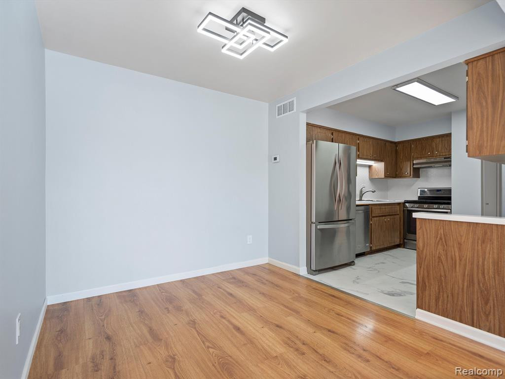 8665 WINCHESTER Drive, Sterling Heights, MI 48313 — Photo 12