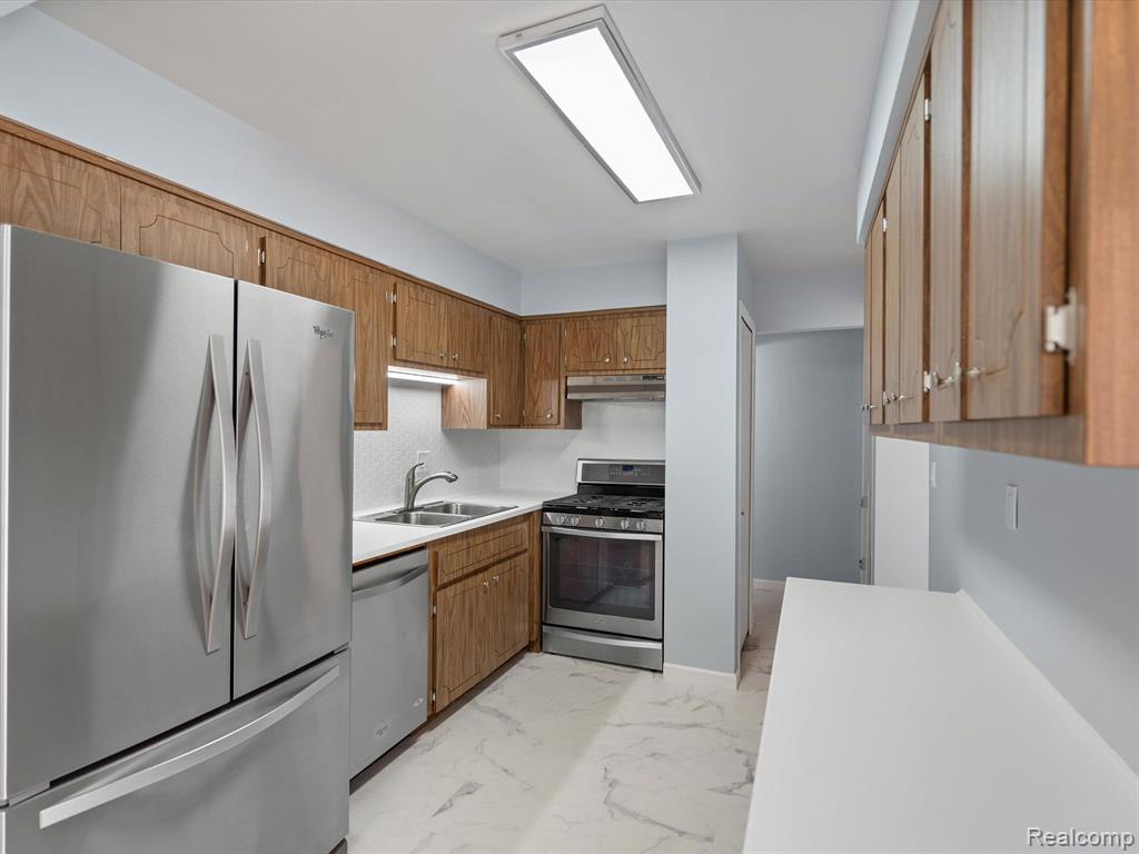 8665 WINCHESTER Drive, Sterling Heights, MI 48313 — Photo 13