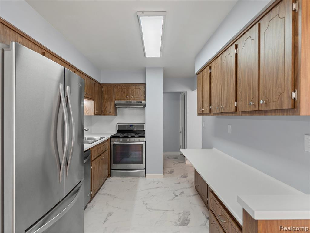 8665 WINCHESTER Drive, Sterling Heights, MI 48313 — Photo 14