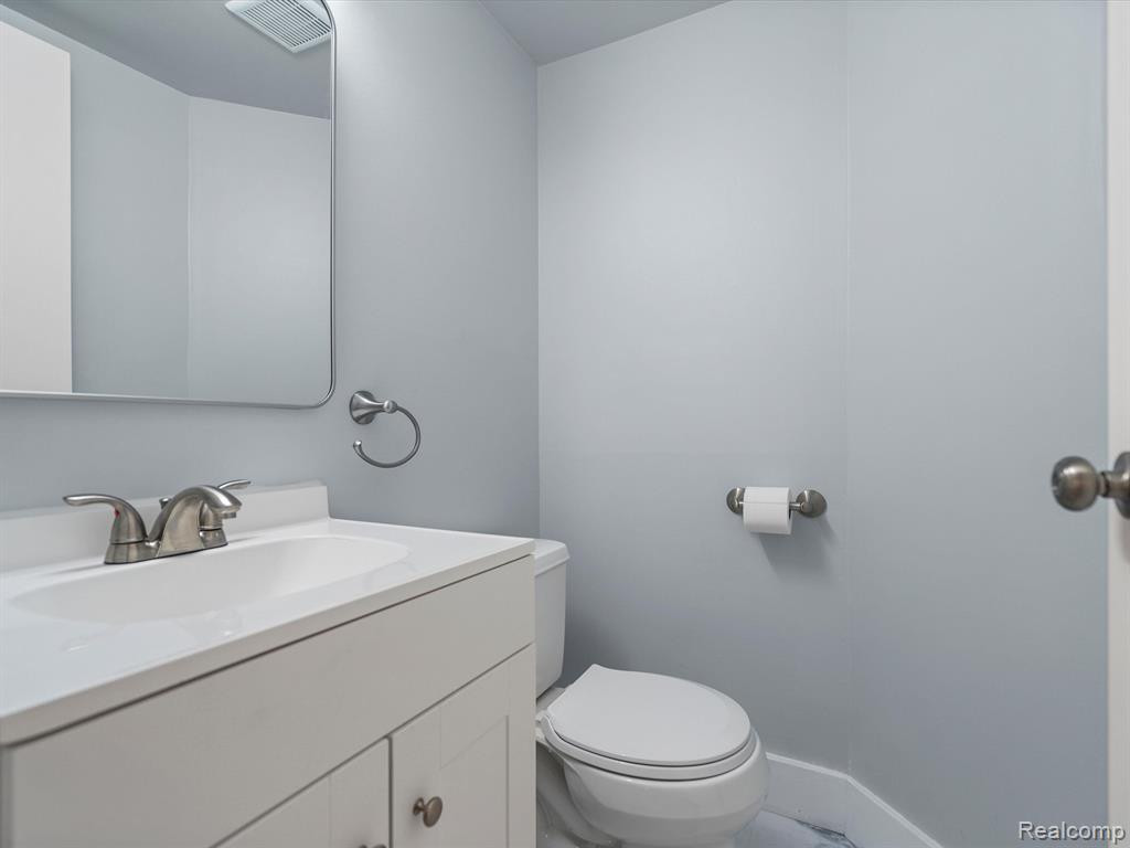 8665 WINCHESTER Drive, Sterling Heights, MI 48313 — Photo 16