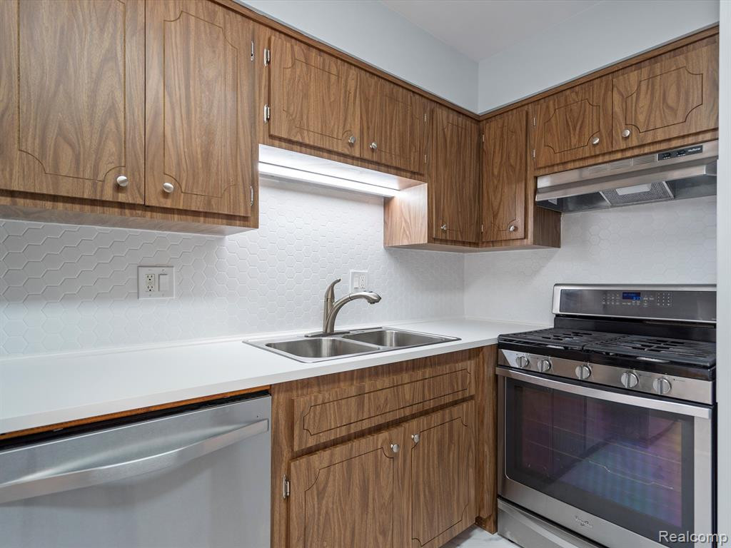 8665 WINCHESTER Drive, Sterling Heights, MI 48313 — Photo 17