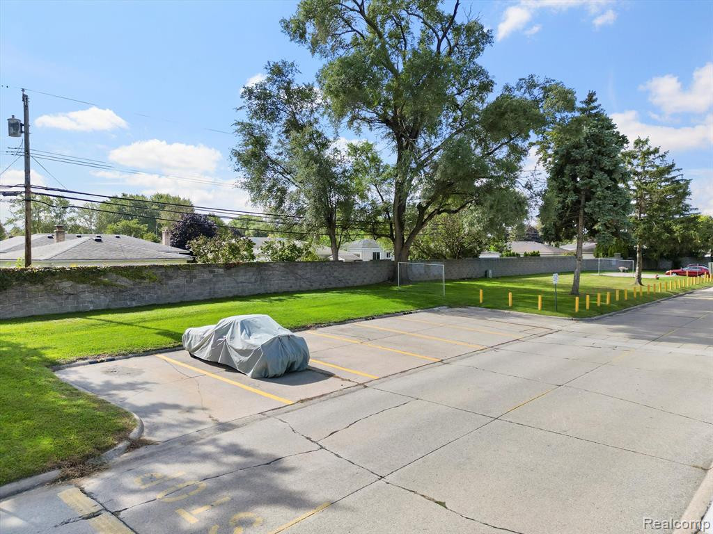 8665 WINCHESTER Drive, Sterling Heights, MI 48313 — Photo 30