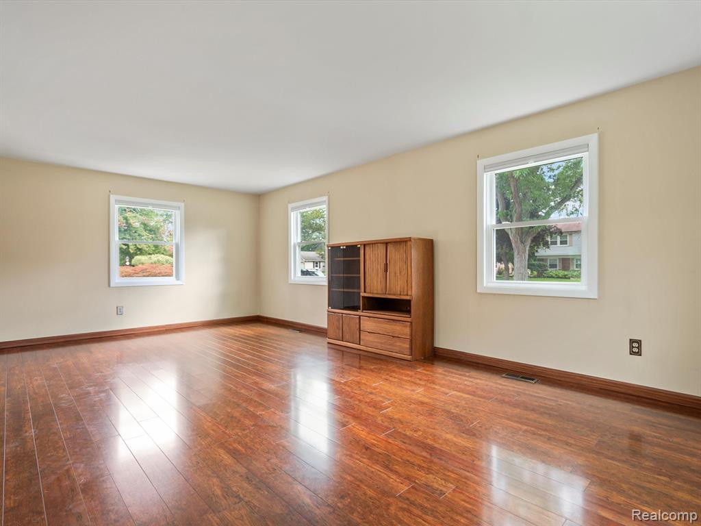4915 BUTLER Drive, Troy, MI 48085 — Photo 9