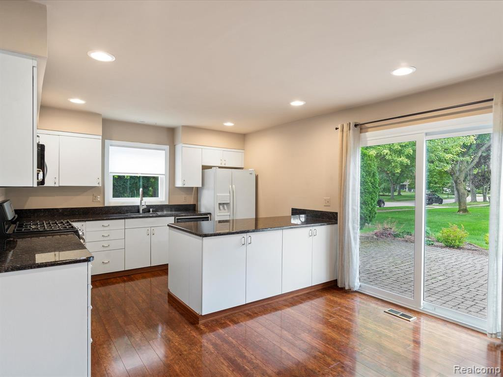 4915 BUTLER Drive, Troy, MI 48085 — Photo 16