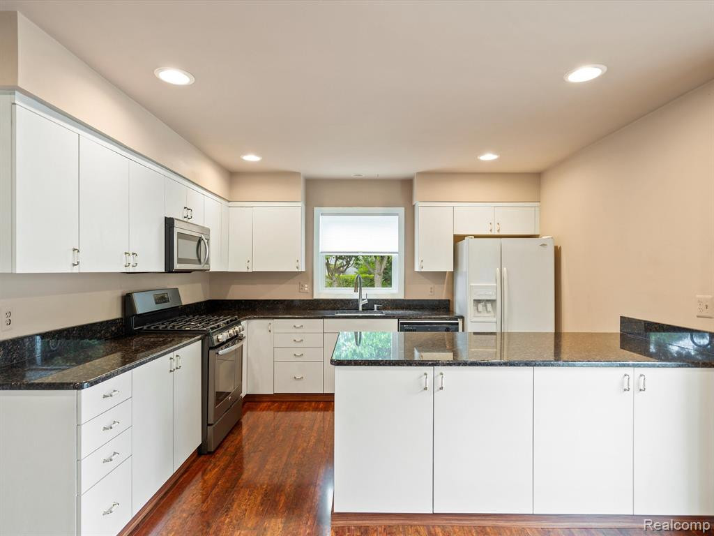 4915 BUTLER Drive, Troy, MI 48085 — Photo 17