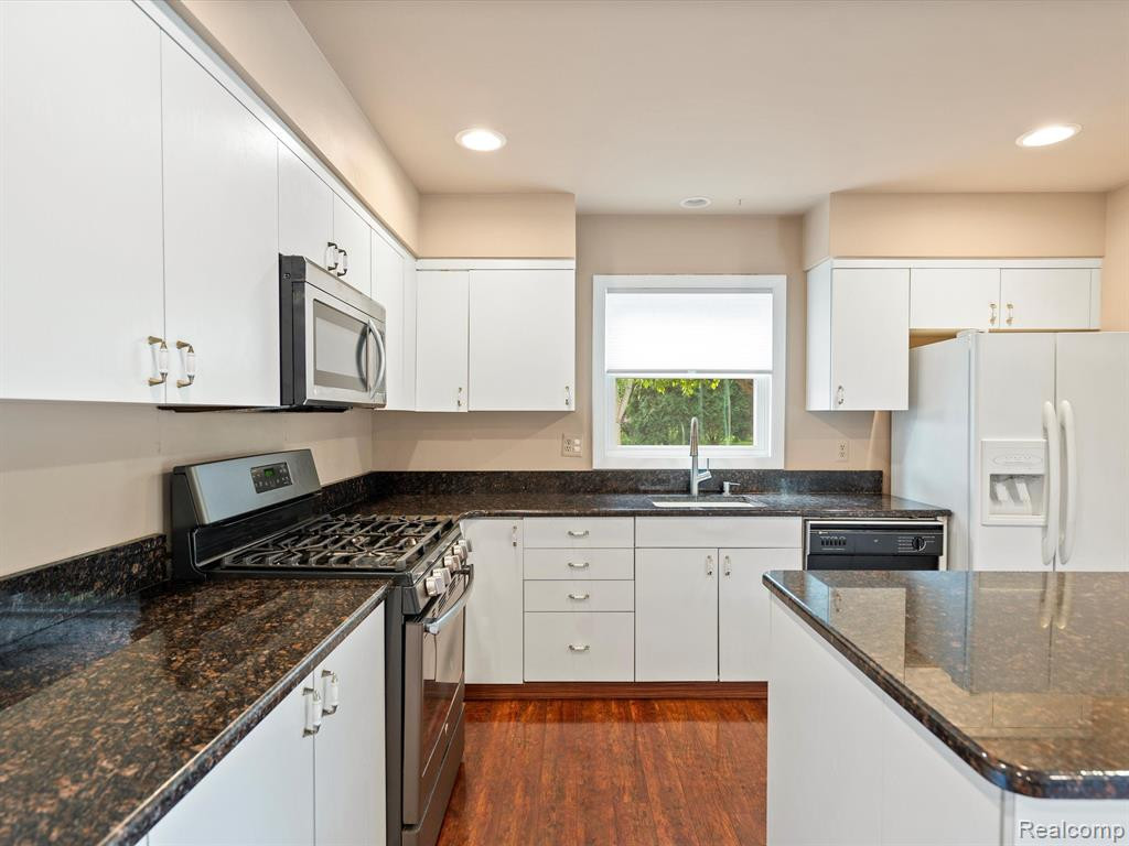 4915 BUTLER Drive, Troy, MI 48085 — Photo 18