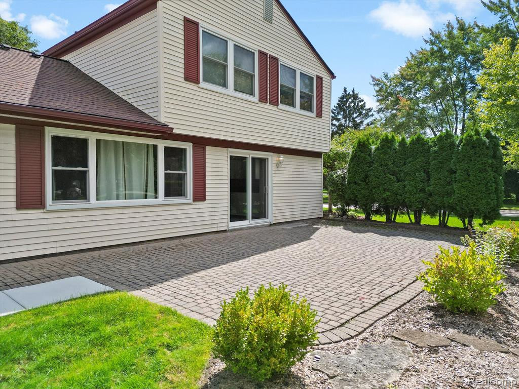 4915 BUTLER Drive, Troy, MI 48085 — Photo 31