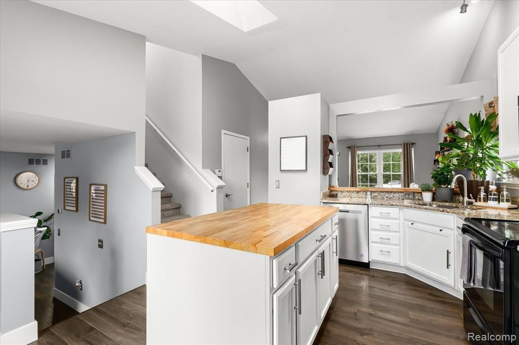 1910 SAVANNAH Lane, Ypsilanti, MI 48198 — Photo 14