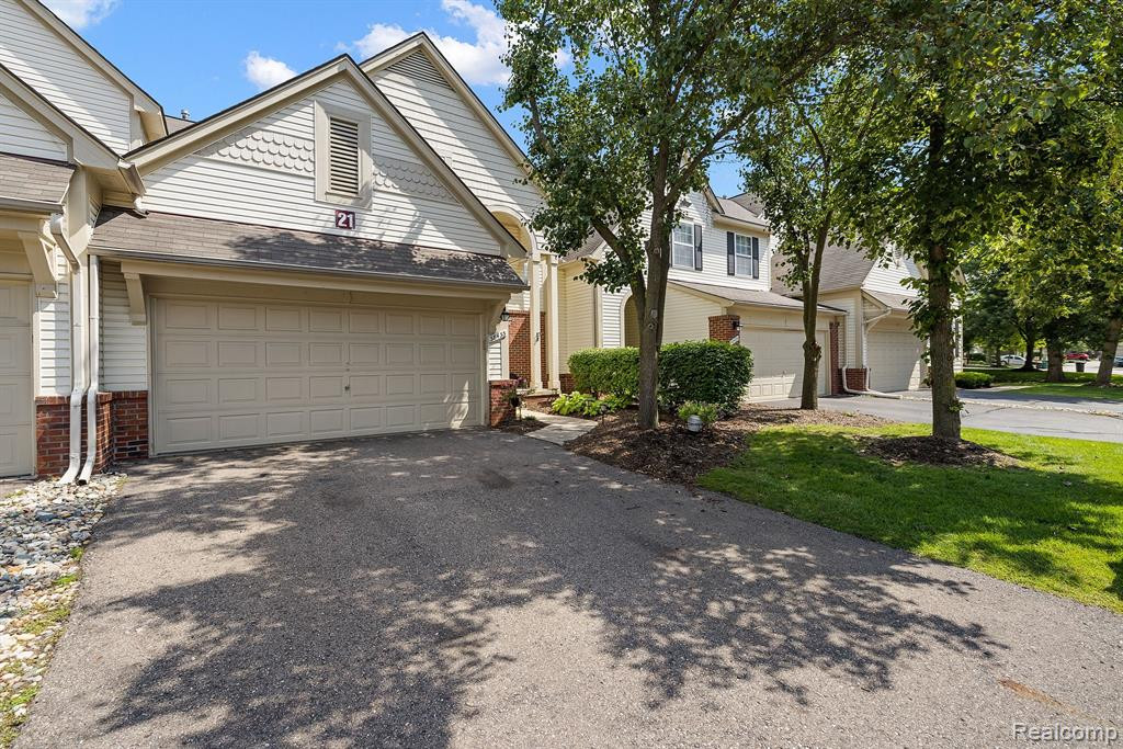 38433 SARATOGA Circle, Farmington Hills, MI 48331 — Photo 2