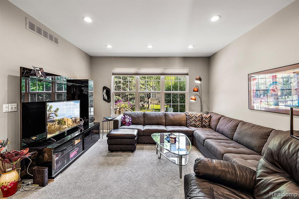 38433 SARATOGA Circle, Farmington Hills, MI 48331 — Photo 6