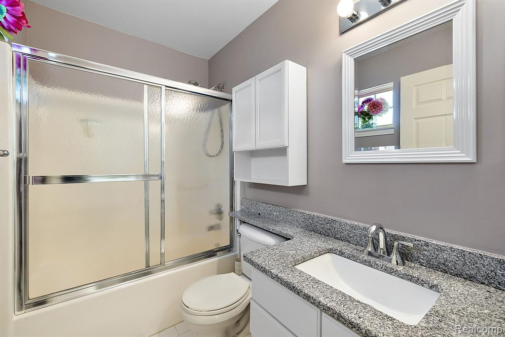 38433 SARATOGA Circle, Farmington Hills, MI 48331 — Photo 25