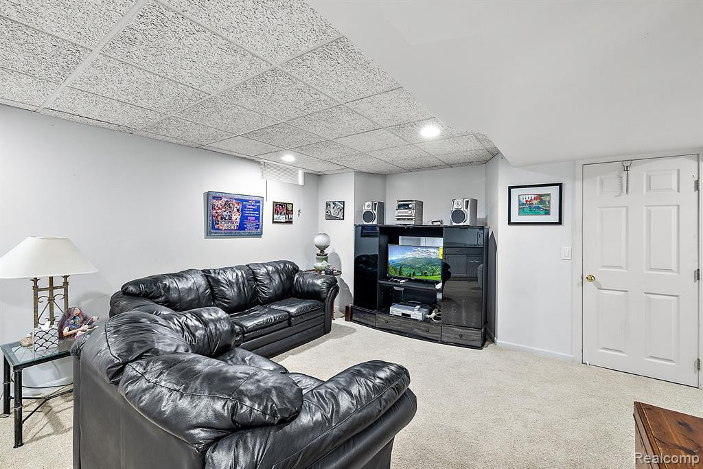 38433 SARATOGA Circle, Farmington Hills, MI 48331 — Photo 27