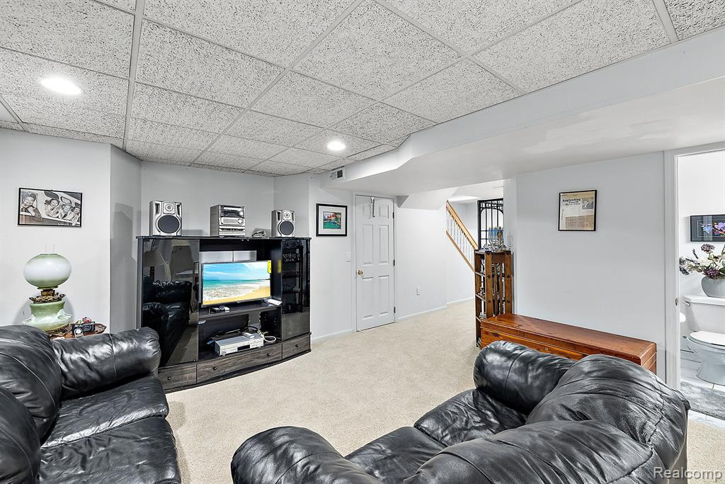 38433 SARATOGA Circle, Farmington Hills, MI 48331 — Photo 28