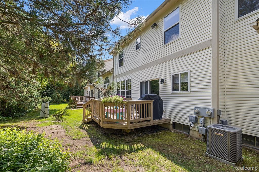 38433 SARATOGA Circle, Farmington Hills, MI 48331 — Photo 31