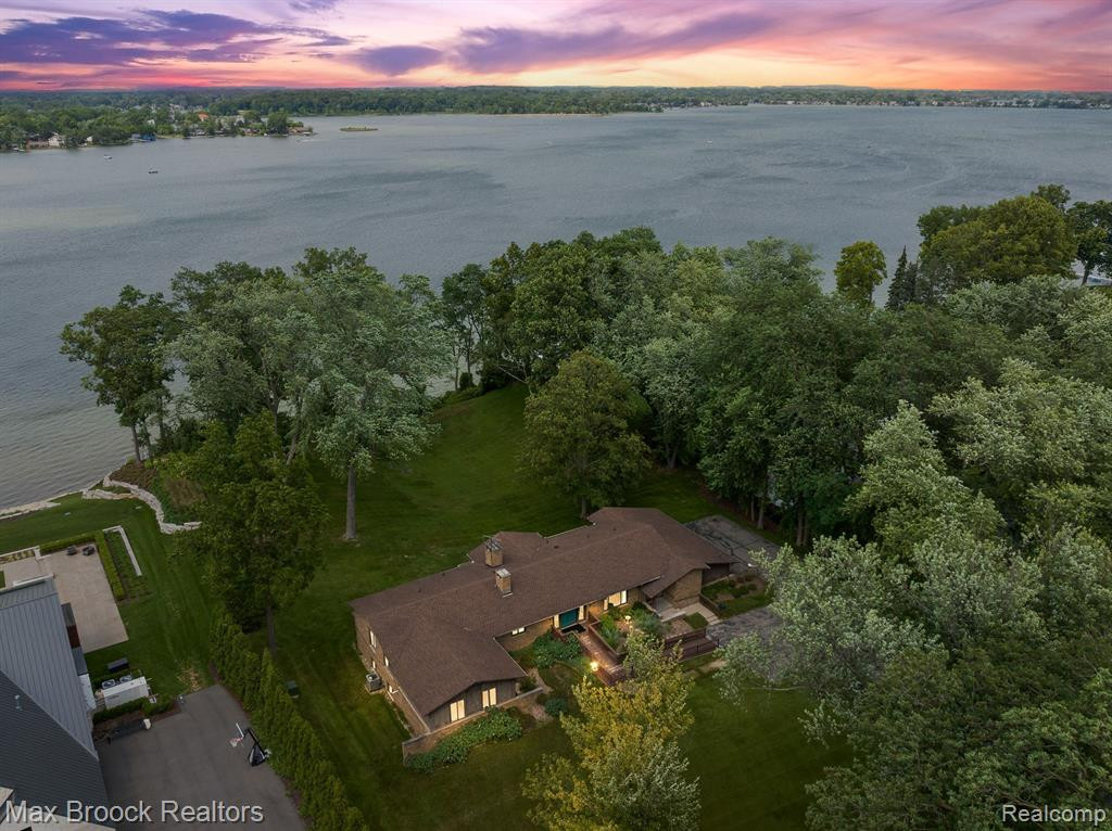 4550 DOW RIDGE Road, Orchard Lake Village, MI 48324 — front exterior