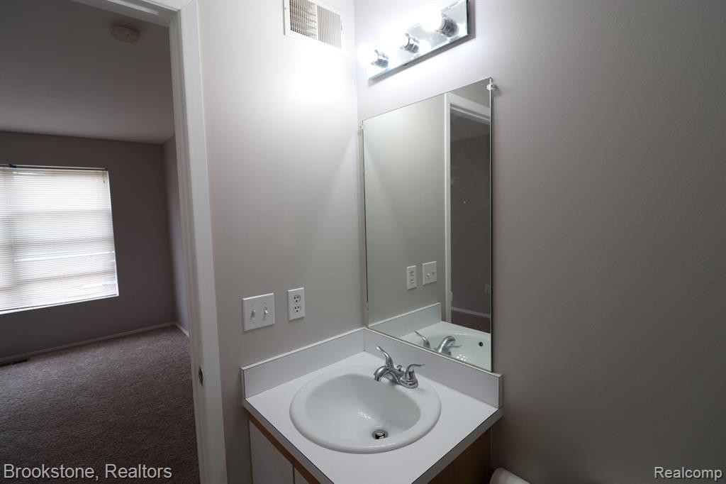 23426 GRAYSON Drive, Southfield, MI 48075 — Photo 9