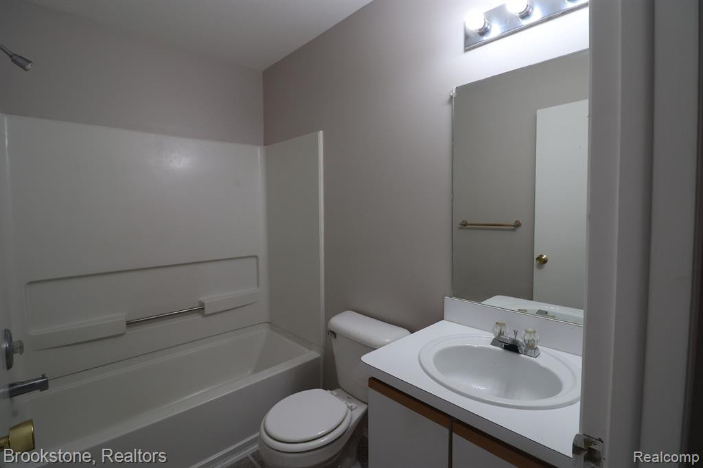 23426 GRAYSON Drive, Southfield, MI 48075 — Photo 16