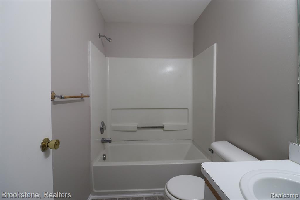 23426 GRAYSON Drive, Southfield, MI 48075 — Photo 17
