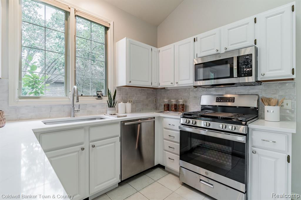 1932 BOULDER Drive, Ann Arbor, MI 48104 — Photo 12