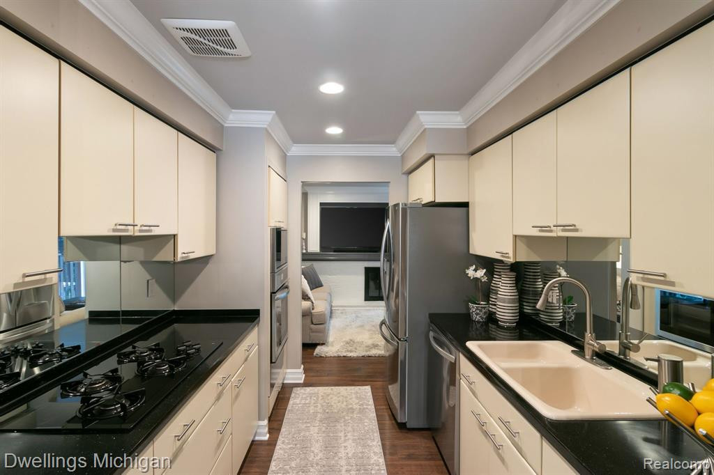 1912 TORQUAY Avenue, Royal Oak, MI 48073 — Photo 2