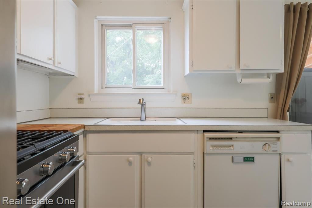 8483 Holly Drive, Canton, MI 48187 — Photo 13