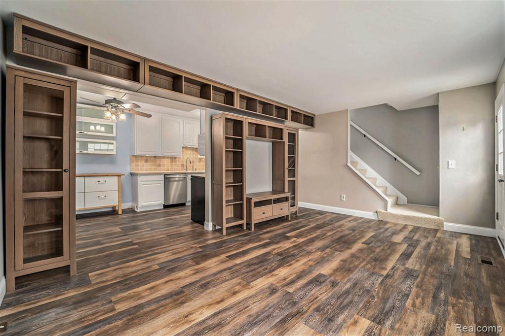154 NEPTUNE Drive, #54, Walled Lake, MI 48390 — Photo 4