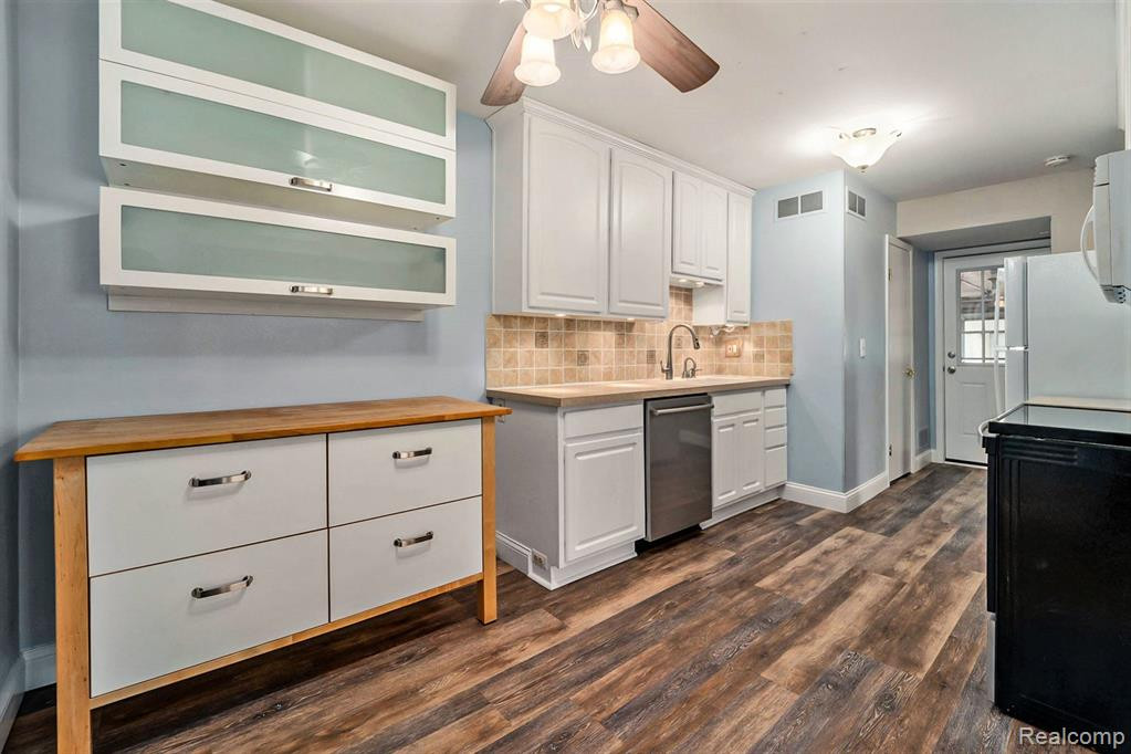 154 NEPTUNE Drive, #54, Walled Lake, MI 48390 — Photo 5