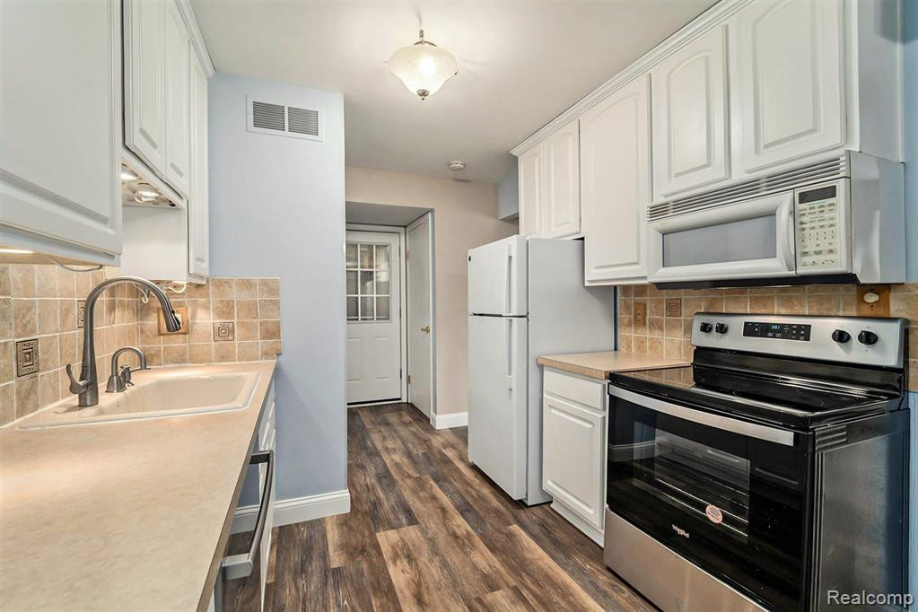 154 NEPTUNE Drive, #54, Walled Lake, MI 48390 — Photo 7