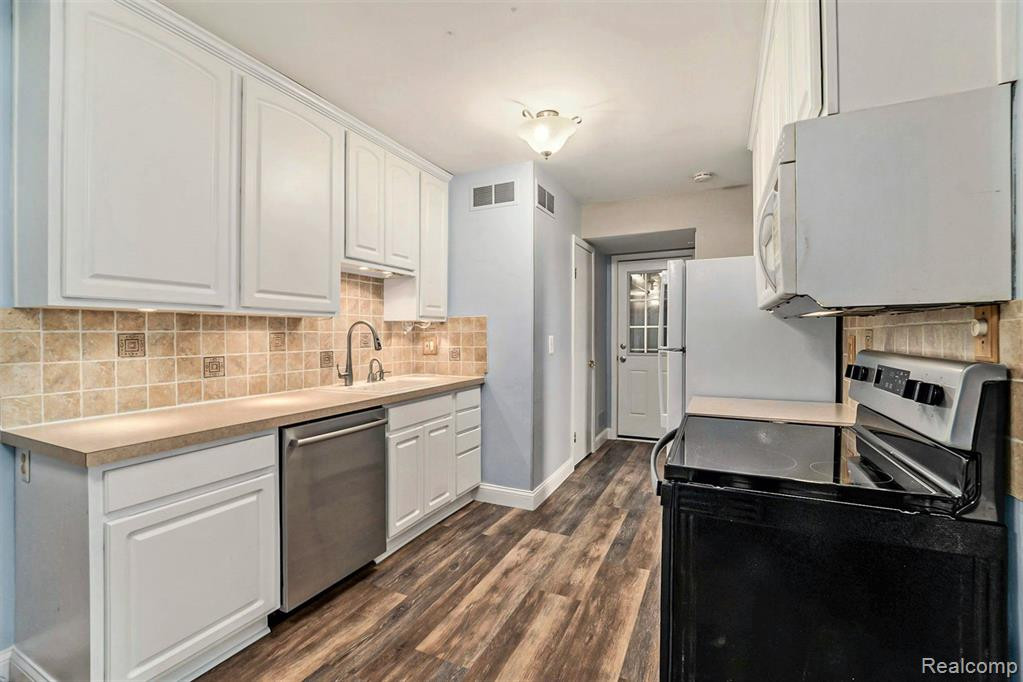 154 NEPTUNE Drive, #54, Walled Lake, MI 48390 — Photo 8