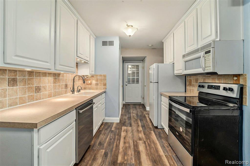 154 NEPTUNE Drive, #54, Walled Lake, MI 48390 — Photo 9