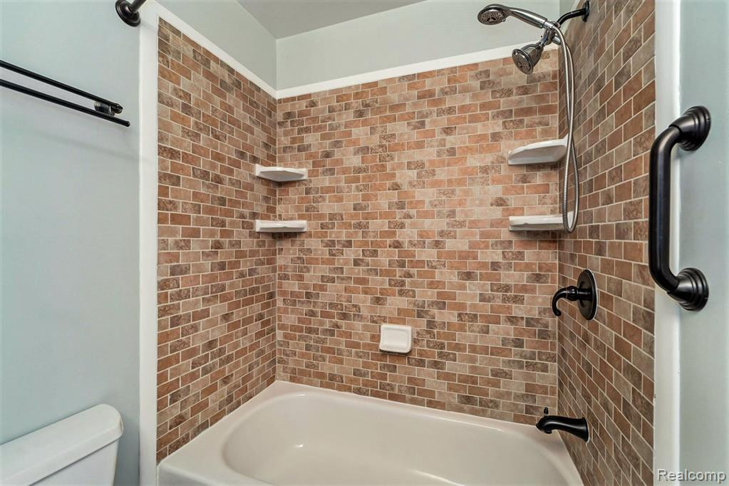 154 NEPTUNE Drive, #54, Walled Lake, MI 48390 — Photo 19