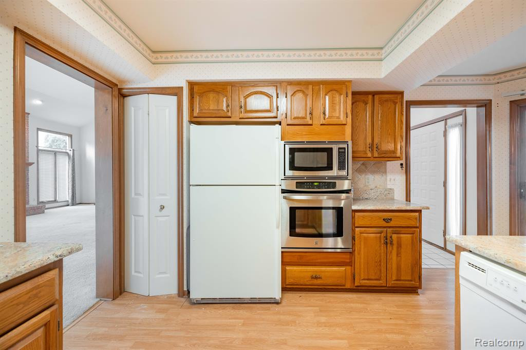 37742 AMBER Drive, Farmington Hills, MI 48331 — Photo 18
