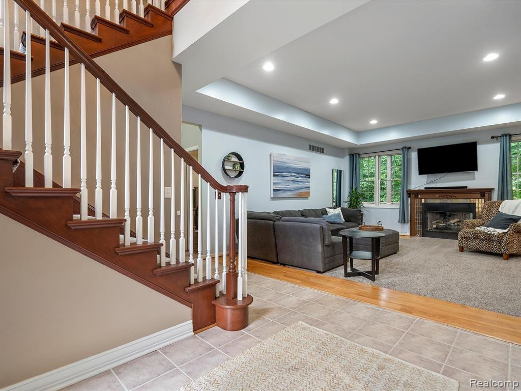 8327 WOODLAND Circle, Goodrich Vlg, MI — Photo 6