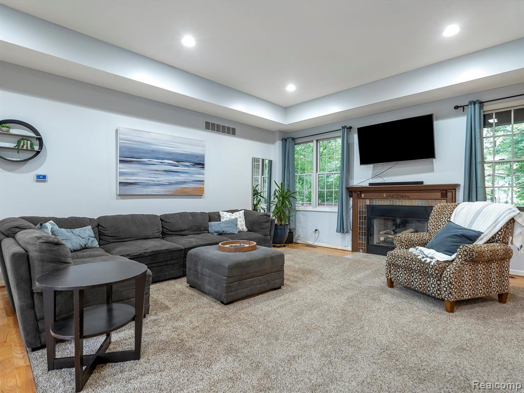 8327 WOODLAND Circle, Goodrich Vlg, MI — Photo 7