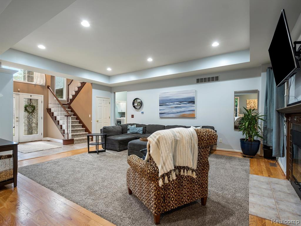 8327 WOODLAND Circle, Goodrich Vlg, MI — Photo 9