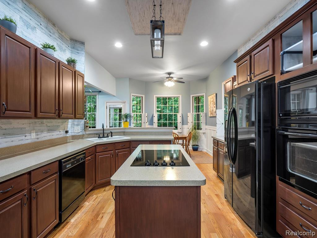 8327 WOODLAND Circle, Goodrich Vlg, MI — Photo 12