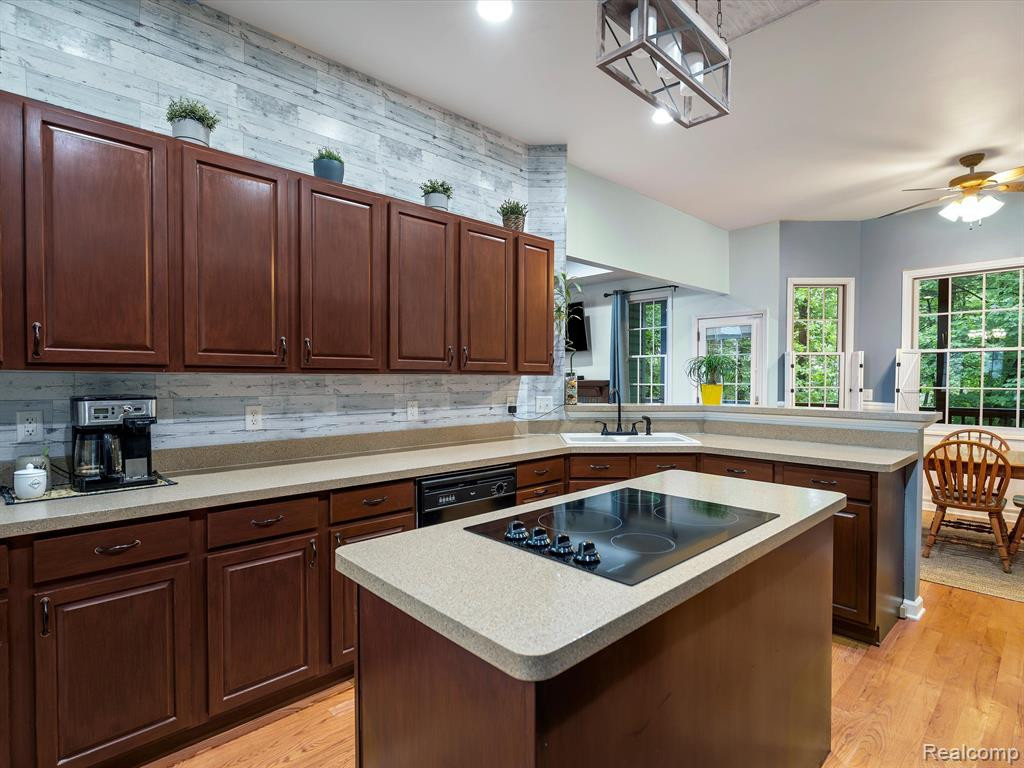 8327 WOODLAND Circle, Goodrich Vlg, MI — Photo 13