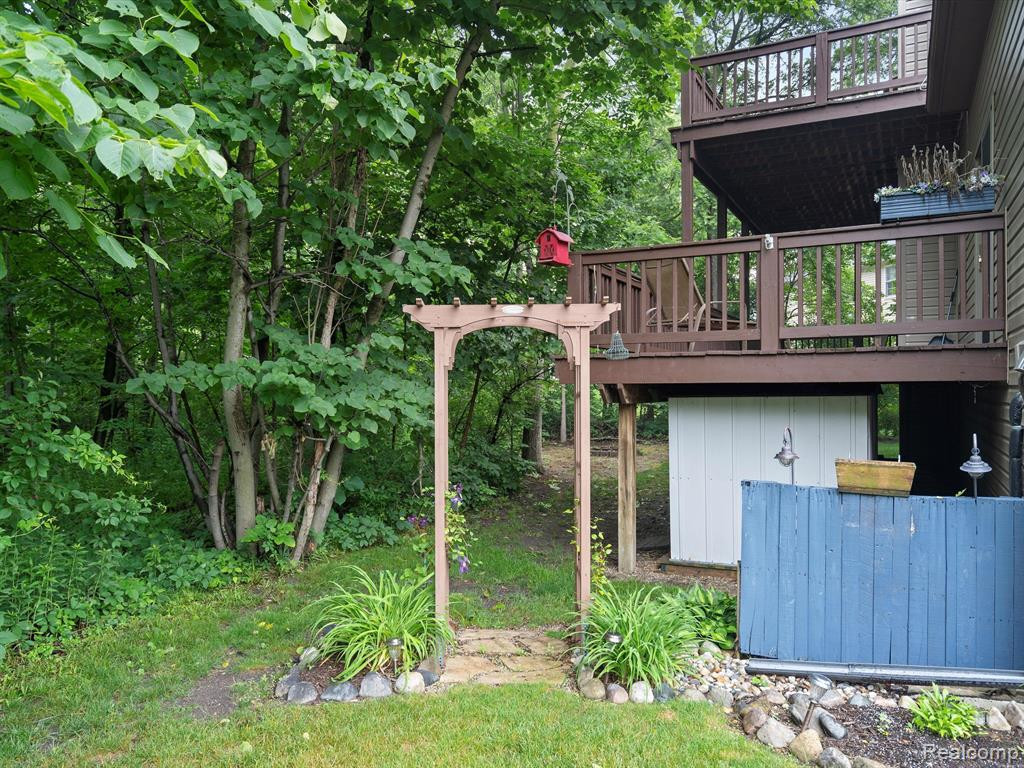 8327 WOODLAND Circle, Goodrich Vlg, MI — Photo 39