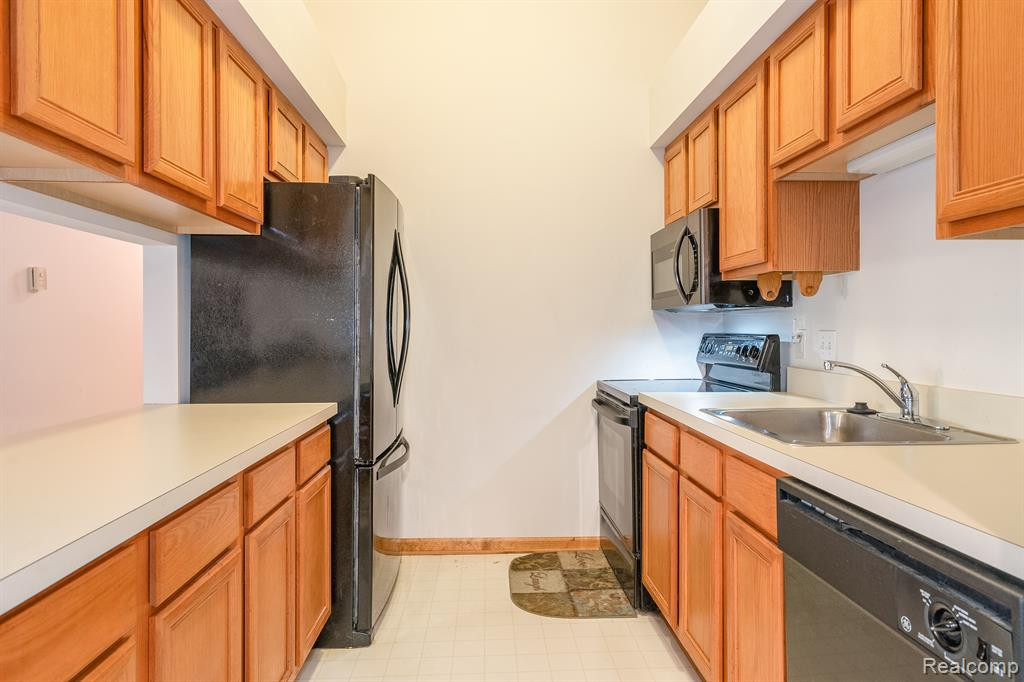9754 SAWGRASS Court, Belleville, MI 48111 — Photo 10