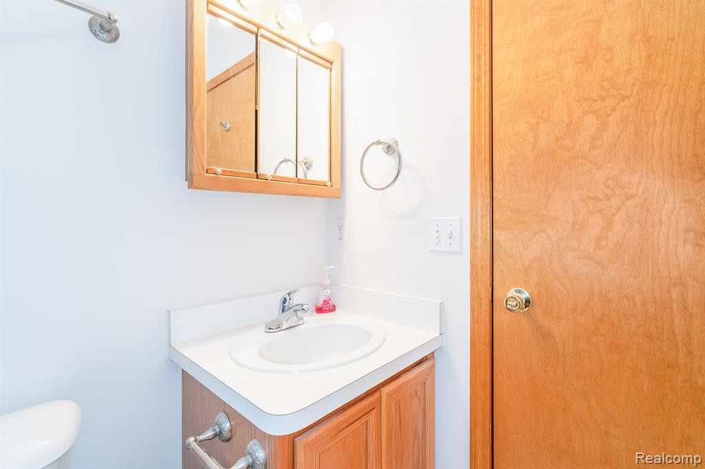 9754 SAWGRASS Court, Belleville, MI 48111 — Photo 16