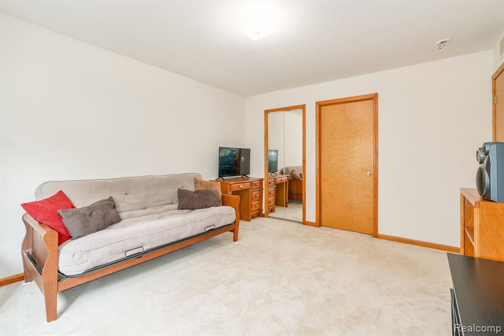 9754 SAWGRASS Court, Belleville, MI 48111 — Photo 19