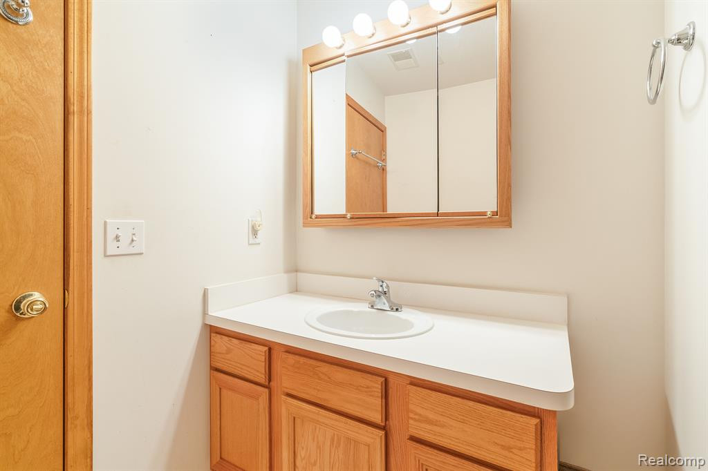 9754 SAWGRASS Court, Belleville, MI 48111 — Photo 20