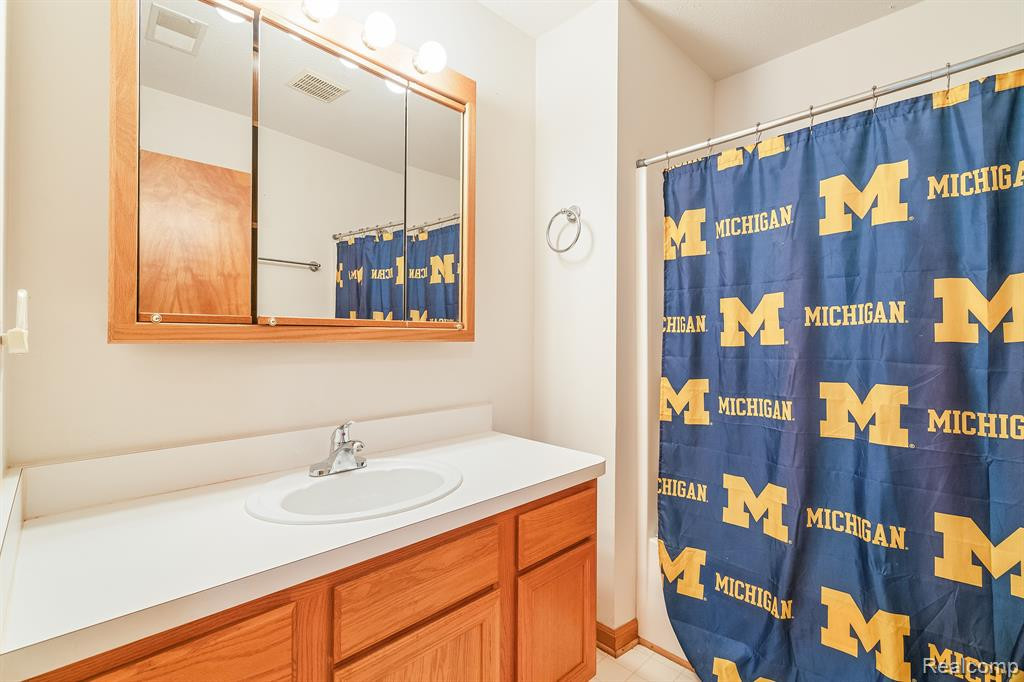 9754 SAWGRASS Court, Belleville, MI 48111 — Photo 21