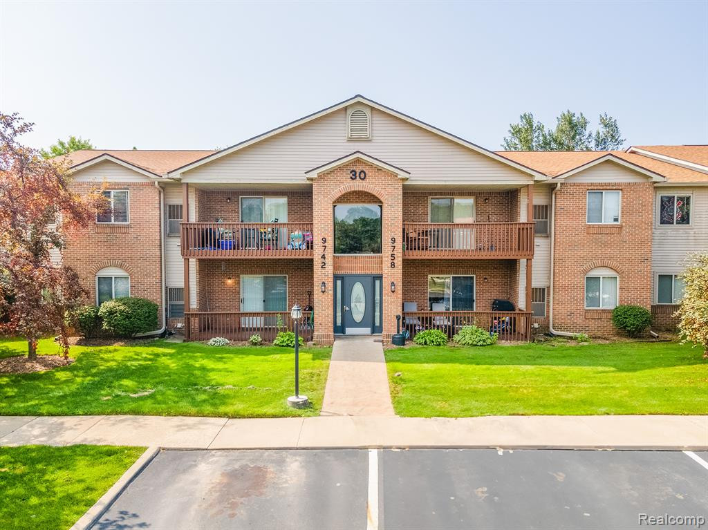 9754 SAWGRASS Court, Belleville, MI 48111 — Photo 24