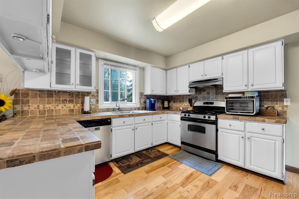 13304 Sequoia Lane, South Lyon, MI 48178 — Photo 12