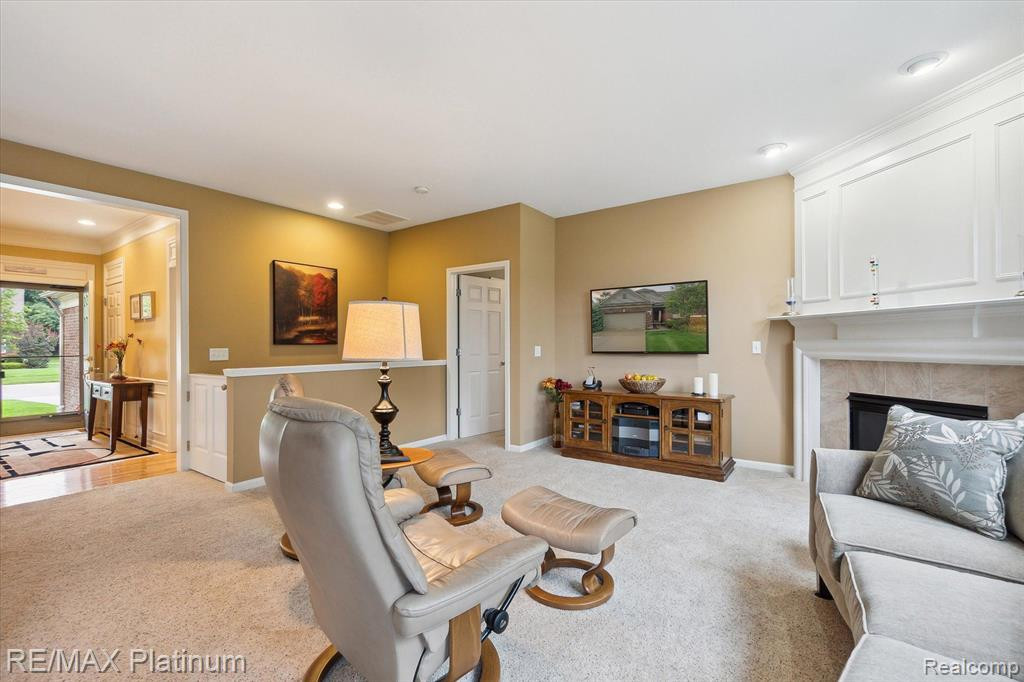 3730 RAINIER Drive, 109, Howell, MI 48843 — Photo 3