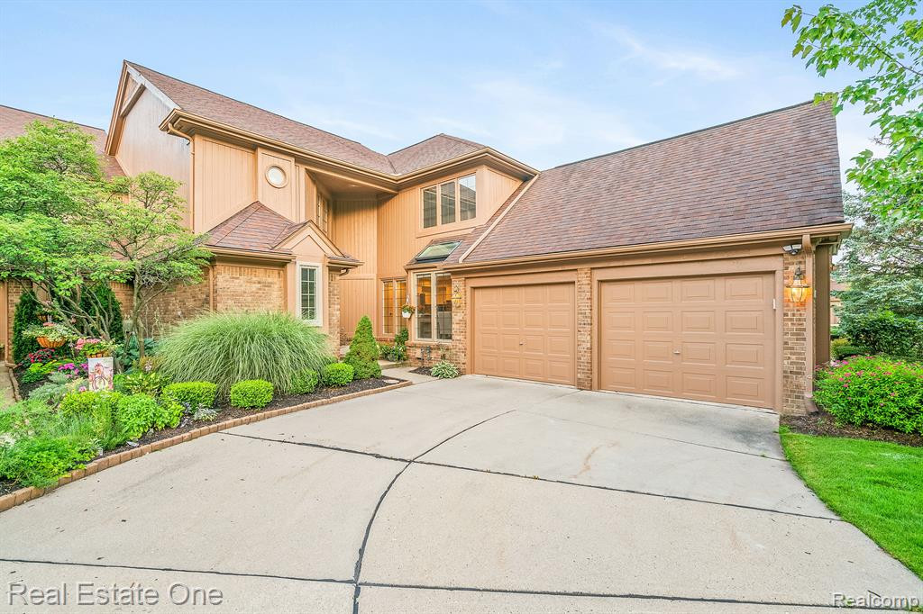 13672 EATON Drive, Unit 9, Plymouth, MI 48170 — Photo 2