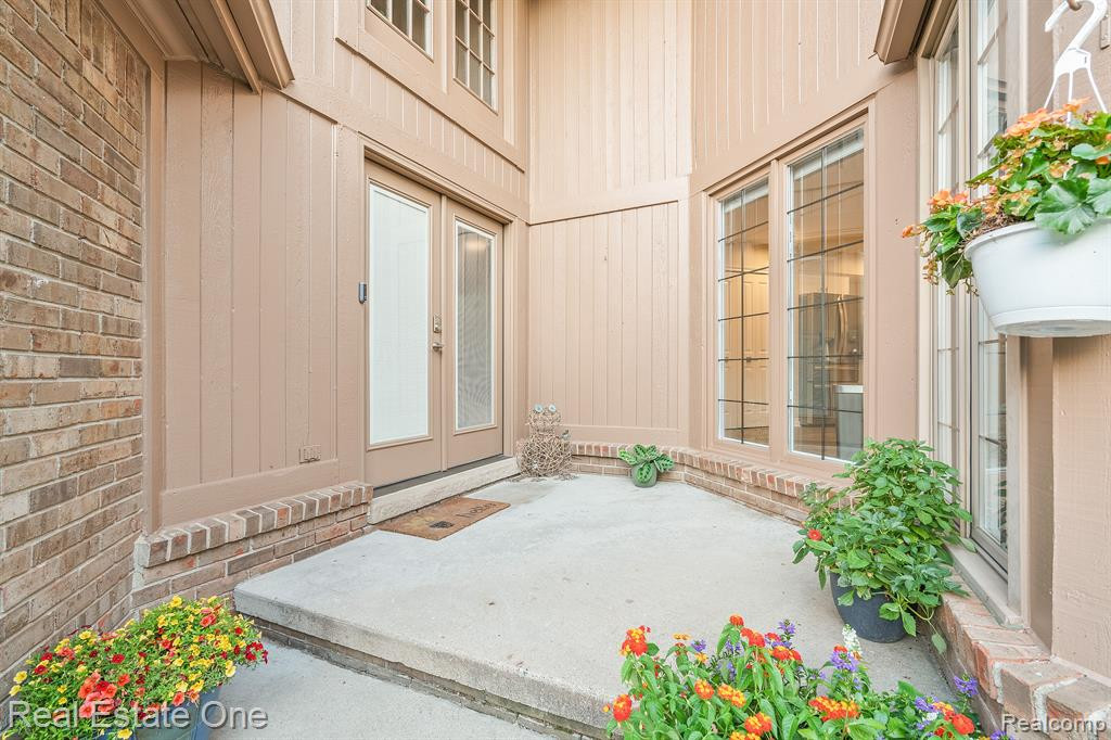13672 EATON Drive, Unit 9, Plymouth, MI 48170 — Photo 3
