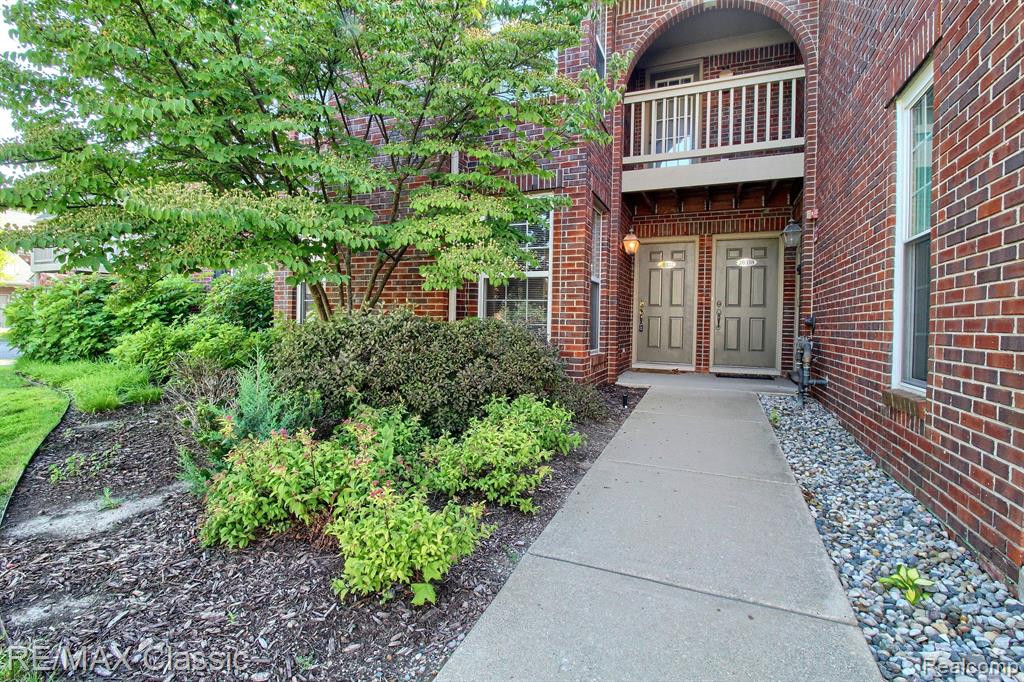 28322 CARLTON WAY Drive, Novi, MI 48377 — Photo 2
