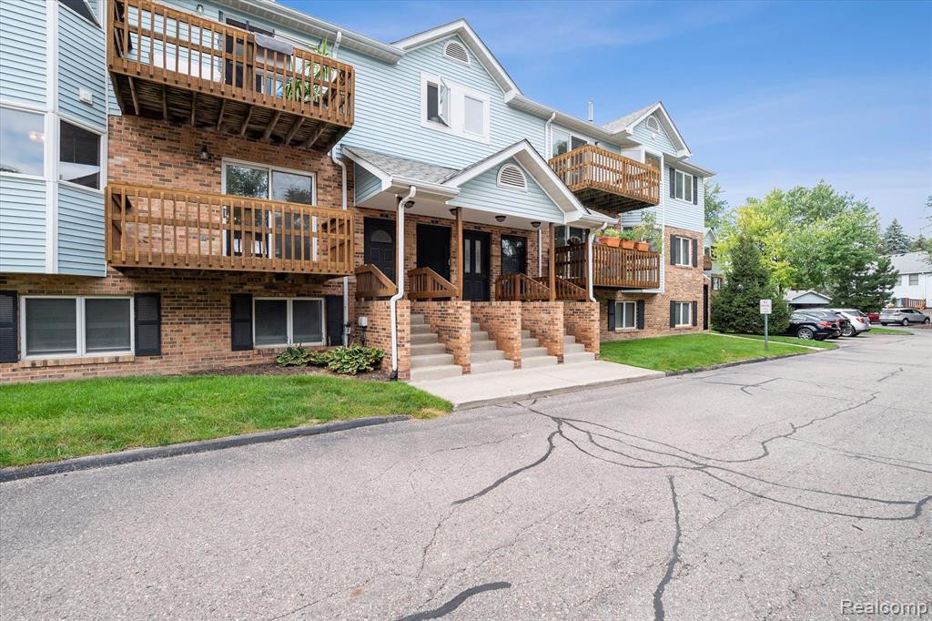 281 PINEWOOD Circle, Plymouth, MI 48170 — Photo 2